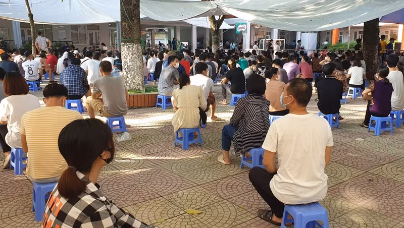 Rất đông người dân đến điểm tiêm chủng này.