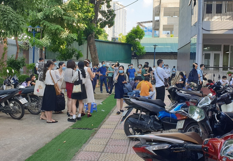 Tụ tập, trò chuyện, không giữ khoảng cách nhưng không thấy lực lượng chức năng nhắc nhở.