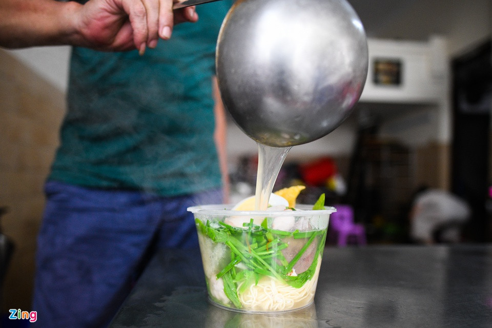 Lượng khách không còn đông, thu nhập bị ảnh hưởng nhưng ông Thắng vẫn lấy làm may mắn vì tình hình dịch đã được kiểm soát như hiện nay. Mỗi ngày gia đình ông cũng bán được hơn 100 suất ăn mang về với mức giá trung bình 45.000 đồng/tô.