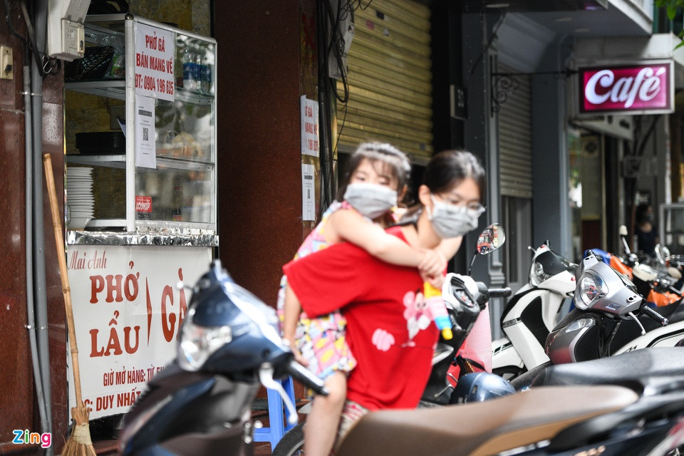 Tại tiệm phở gà Mai Anh trên phố Lê Văn Hưu không còn cảnh đông đúc khách hàng như trước dịch.