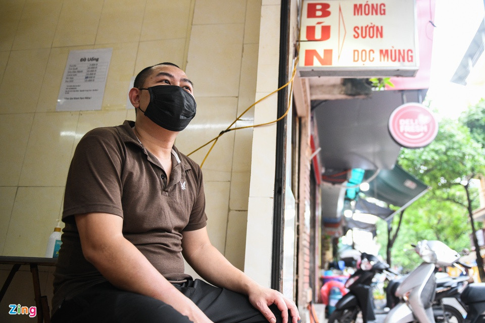 "Dịch thế này ít khách lắm. Chỉ còn 30% so với ngày trước. Mở lại nhưng mình tôi trông quán là đủ. Giờ bán chủ yếu để giữ khách chứ thu nhập được bao nhiêu thì bao, tôi không kỳ vọng nhiều", anh Hiếu nói.