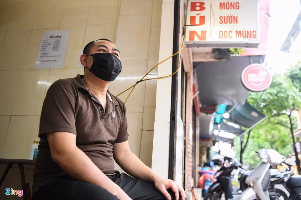 "Dịch thế này ít khách lắm. Chỉ còn 30% so với ngày trước. Mở lại nhưng mình tôi trông quán là đủ. Giờ bán chủ yếu để giữ khách chứ thu nhập được bao nhiêu thì bao, tôi không kỳ vọng nhiều", anh Hiếu nói.