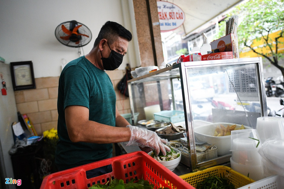 Không bán hàng qua các kênh giao đồ ăn, ông Thắng vẫn tất bật với những bát mì vằn thắn của tiệm mình. Nằm trên phố Mai Hắc Đế, tiệm mì của ông cũng là một địa chỉ lâu năm nhiều người biết tới.