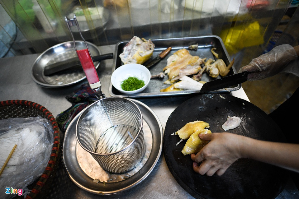 "Vì khách không đông, chỉ còn lại 30% so với trước đây nên khi có đơn hàng tôi mới xé gà để giữ lại vị ngọt, tránh bị khô", chị Loan nói khi sắp đơn hàng cho khách.