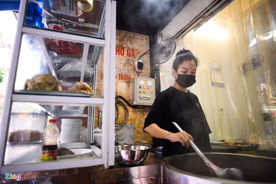 Chị Nguyễn Ngọc Loan cho biết khi dịch Covid-19 chưa bùng phát, mỗi ngày, tiệm phở tiêu thụ trên dưới 40 con gà, gấp 4 lần số lượng hiện tại bán mang về.