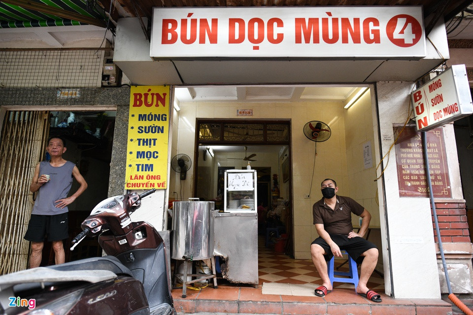 12h, quán bún móng sườn trên phố Hòe Nhai vắng khách. Anh Đức Hiếu (chủ quán) kéo ghế ngồi trước cửa nghỉ ngơi. Trước dịch, tầm giờ này anh cùng mẹ bán hàng không xuể, việc quá giờ cơm trưa là chuyện thường thấy.