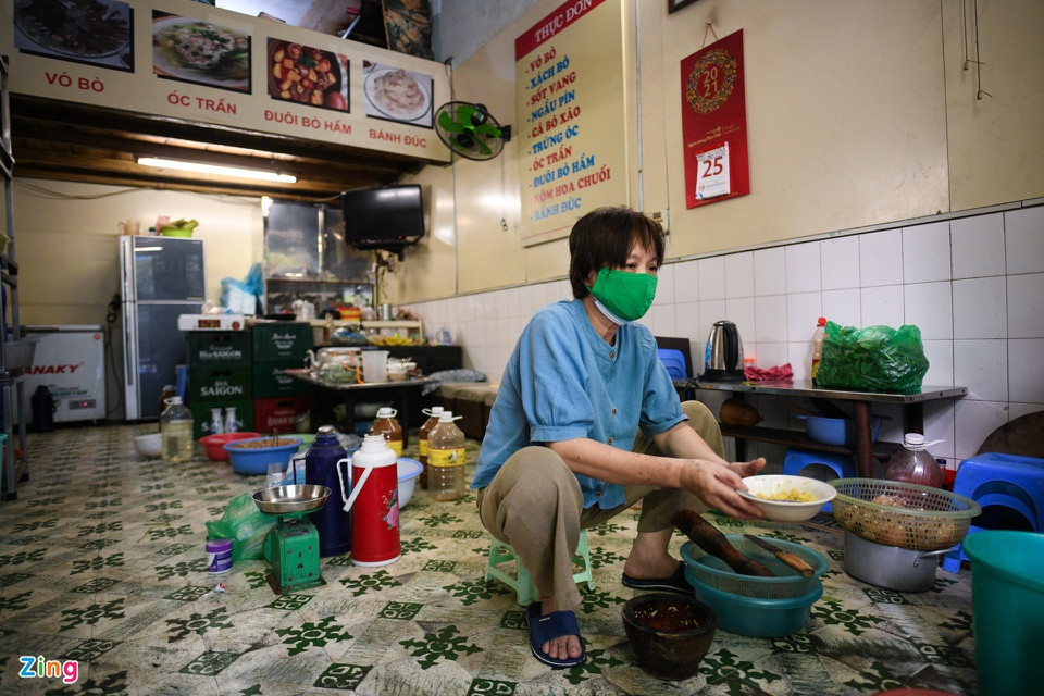 Phía trong nhà, bàn ghế vẫn được cất gọn mấy tháng nay. Từ khi Hà Nội hết giãn cách, quán bà Hương chỉ làm việc tới khoảng 18h là hết khách.