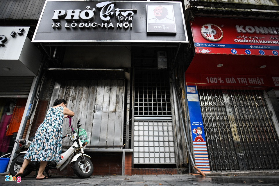 Giống như nhiều tiệm ăn nổi tiếng trên phố cổ khác, phở Thìn 13 Lò Đúc không chọn hình thức bán cho khách mang về mà tiếp tục đóng cửa.