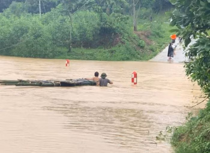 Mua lu Nghe An: 700 ngoi nha bi ngap, sat, 1 nguoi bi nuoc cuon mat tich-Hinh-4