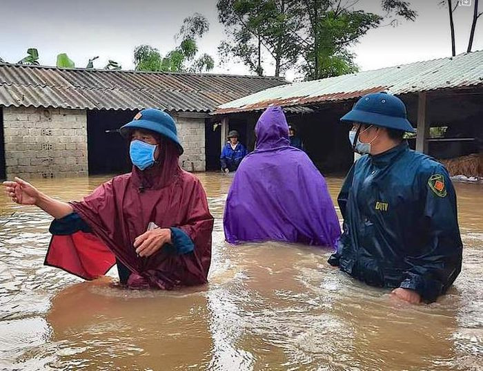 Mua lu Nghe An: 700 ngoi nha bi ngap, sat, 1 nguoi bi nuoc cuon mat tich