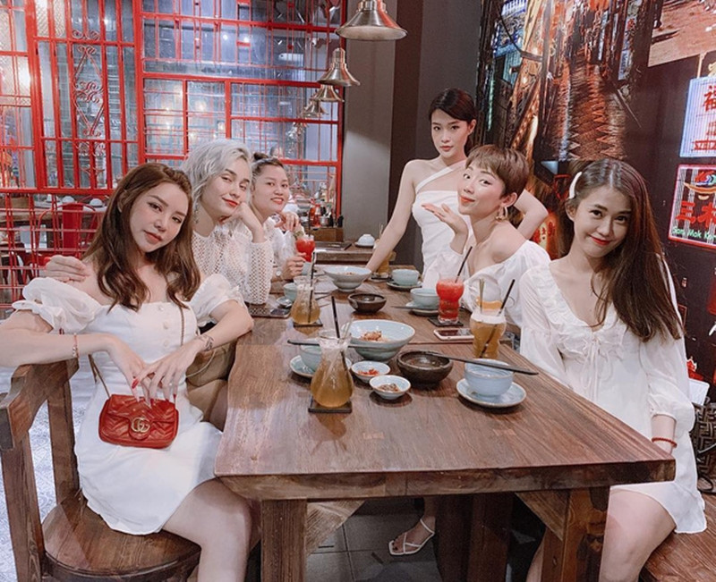 Nhiều người nổi tiếng đến ăn và checkin tại nhà hàng A Mà Kitchen.