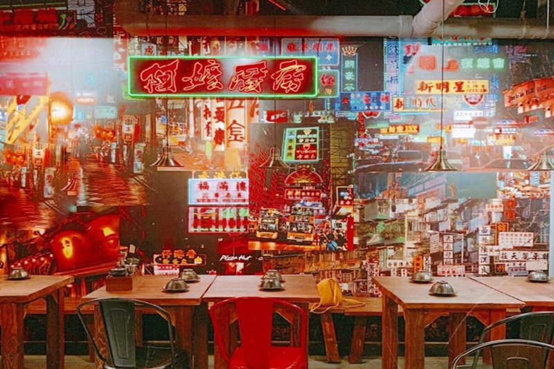 Em gái của Trấn Thành là Huỳnh Mi là chủ của nhà hàng, còn Trấn Thành tham gia hỗ trợ điều hành ngay từ những ngày đầu mở cửa. Tuy nhiên, người ta vẫn gọi A Mà Kitchen là "nhà hàng của Trấn Thành" nhiều hơn.