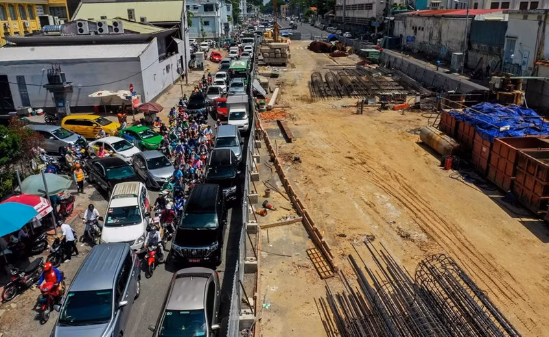 Tuy nhiên hoạt động mở cửa, kinh doanh của A Mà Kitchen có phần không thuận lợi. Cụ thể, nhà hàng mở chưa được bao lâu thì đường Tôn Đức Thắng nằm trong dự án cầu Thủ Thiêm 2, nên cả con đường đều phải dựng lô cốt để tiến hành thi công và A Mà Kitchen lại nằm ngay tâm điểm của công trình. Trong một chương trình truyền hình, Trấn Thành từng chia sẻ: "Mới dựng nhà hàng lên, chừng 1 tháng sau nó dựng lô cốt lên hết muốn sống luôn". (Ảnh: Zing).