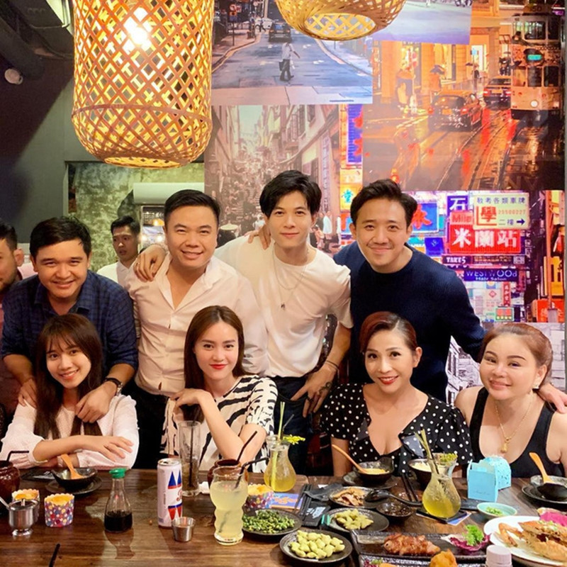 Từ dịp khai trương cho đến khi chính thức hoạt động, rất nhiều nghệ sĩ nổi tiếng từng đến ăn thử và review về nhà hàng A Mà Kitchen của gia đình Trấn Thành.