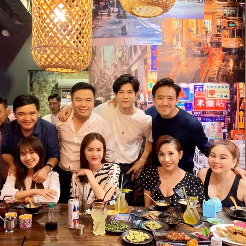 Từ dịp khai trương cho đến khi chính thức hoạt động, rất nhiều nghệ sĩ nổi tiếng từng đến ăn thử và review về nhà hàng A Mà Kitchen của gia đình Trấn Thành.