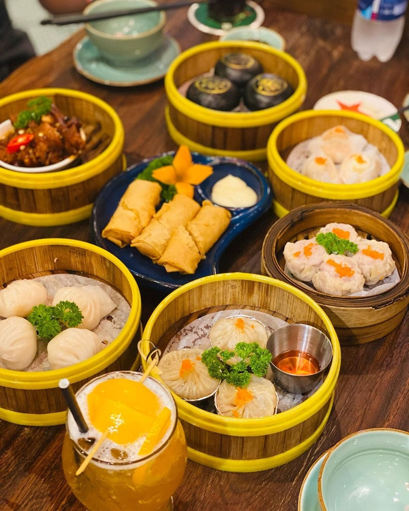 Theo thông tin trên Fanpage của nhà hàng, ngoài việc sử dụng các loại gia vị đặc trưng tạo nên hương vị của các món ăn người Hoa thì A Mà Kitchen còn có thêm các công thức bí truyền để tạo nên một hương vị đặc trưng của món ăn Trung Hoa mà không đâu có.