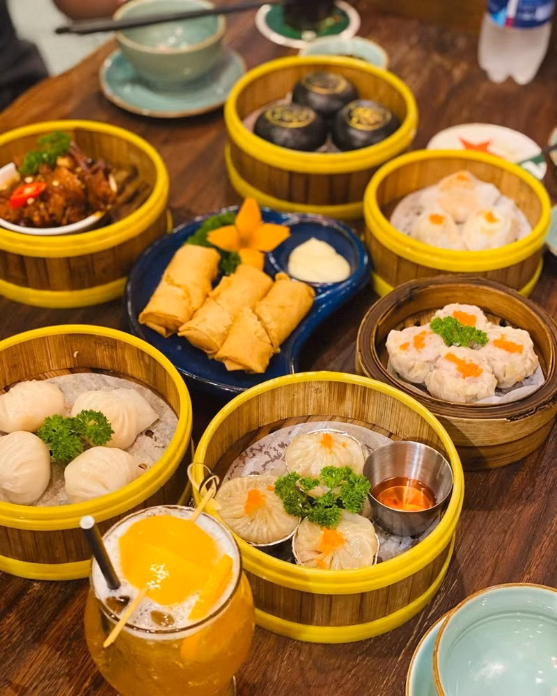 Theo thông tin trên Fanpage của nhà hàng, ngoài việc sử dụng các loại gia vị đặc trưng tạo nên hương vị của các món ăn người Hoa thì A Mà Kitchen còn có thêm các công thức bí truyền để tạo nên một hương vị đặc trưng của món ăn Trung Hoa mà không đâu có.