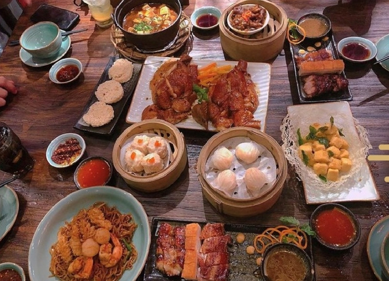 A Mà Kitchen giới thiệu đến các thực khách nhiều món ăn Hồng Kông khá hấp dẫn và đẹp mắt như: Cơm bào ngư thượng hạng, bào ngư nướng tiêu đen, cuộn tôm chiên khoai môn, xá xíu nhân trứng muối sốt mạch nha, xá xíu, gà hấp tỏi...