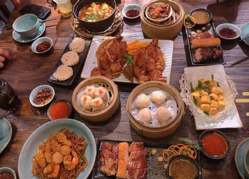 A Mà Kitchen giới thiệu đến các thực khách nhiều món ăn Hồng Kông khá hấp dẫn và đẹp mắt như: Cơm bào ngư thượng hạng, bào ngư nướng tiêu đen, cuộn tôm chiên khoai môn, xá xíu nhân trứng muối sốt mạch nha, xá xíu, gà hấp tỏi...