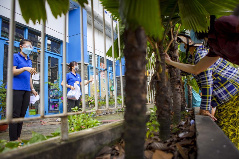 Nhân viên cửa hàng sách làm việc 3 tại chỗ, họ thường xuyên phải nhắc nhở phụ huynh không tụ tập và phải đứng giãn cách.