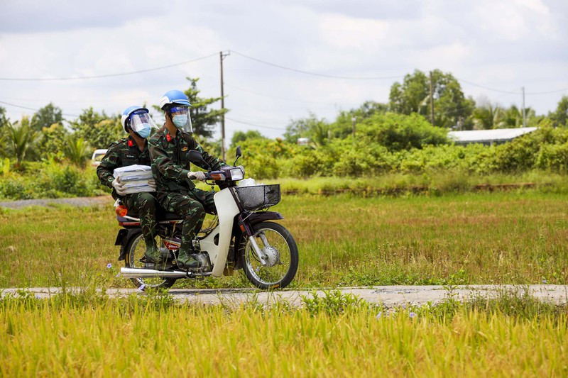 Ghi nhận tại phường Tân Túc, huyện Bình Chánh, TP.HCM hàng trăm bộ sách giáo khoa đang được chuyển đến tay các em học sinh lớp 6 trên địa bàn.