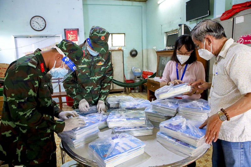 Trong ngày 7-9, cũng có nhiều địa phương tổ chức giao và tặng sách giáo khoa cho học sinh dưới sự hỗ trợ của quân đội, công an, giáo viên.