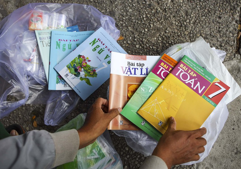 "Vừa rồi tôi cũng cố gắng đặt online để mua nhưng lâu quá người ta không giao" - anh Hiếu chia sẻ.