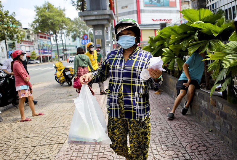 Đợi hơn 3 tiếng bà Mai (phường 13, quận 5) mới mua được bộ sách giáo khoa lớp 11 cho con. "Con tôi vô học online mấy hôm rồi mà vẫn chưa có sách, tôi sốt ruột lắm. Nhờ nhỏ cháu lên mạng, biết chỗ này bán sách, tôi ghé đây mua ngay" - bà Mai chia sẻ.