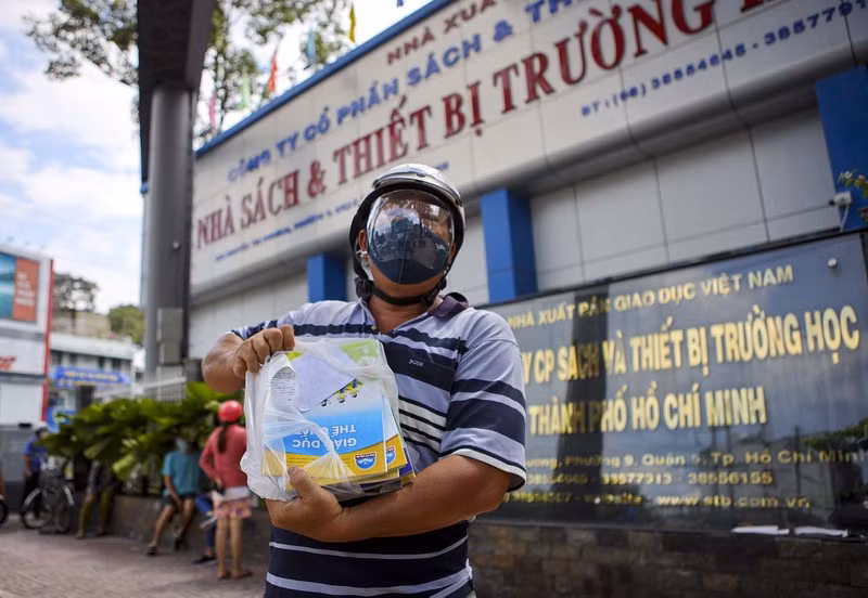 Ông Nguyễn Phú Hạnh (54 tuổi, quận Tân Bình) cho biết: Tôi đợi ở đây hơn 2 tiếng mới mua được bộ sách lớp 6 cho con. Hôm rồi nhà tôi cũng đặt mua sách olnine nhưng lâu quá chưa nhận được, năm học mới đã bắt đầu rồi, tôi phải đi tìm chỗ nào bán sách để ghé mua.