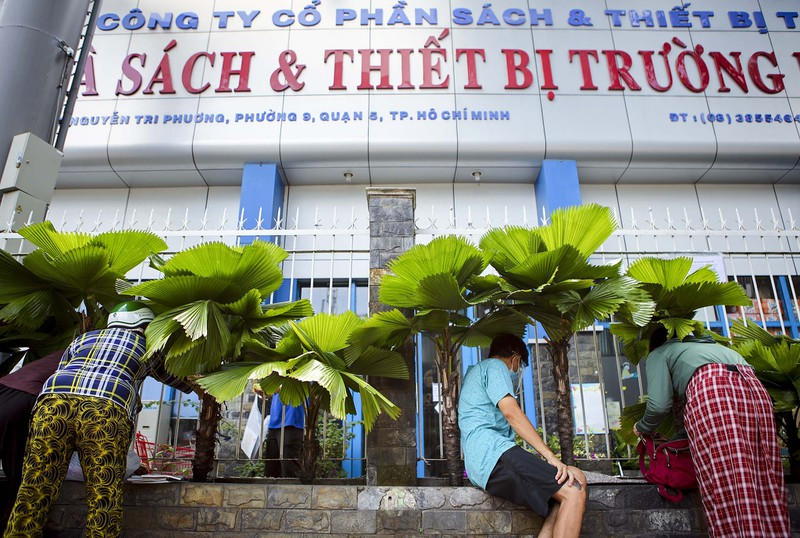 Ghi nhận tại cửa hàng sách trên đường Nguyễn Trị Phương quận 5, TP.HCM, phụ huynh phải đặt hàng, thanh toán qua hàng rào của cửa hàng sách.