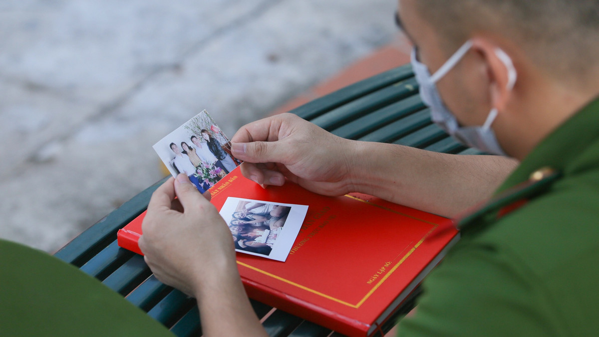 Hôm nay, trong lòng tôi dâng lên nhiều cảm xúc. Tôi tự hào vì mình có thể góp sức giúp đỡ nhân dân nhưng cũng nhớ gia đình bởi chưa biết khi nào dịch Covid-19 mới qua đi để có thể về thăm bố mẹ. Tôi lấy tấm hình chụp chung của cả nhà ra ngắm nghía. Đây sẽ là một phần trong hành trang tôi mang theo khi bước vào tâm dịch.