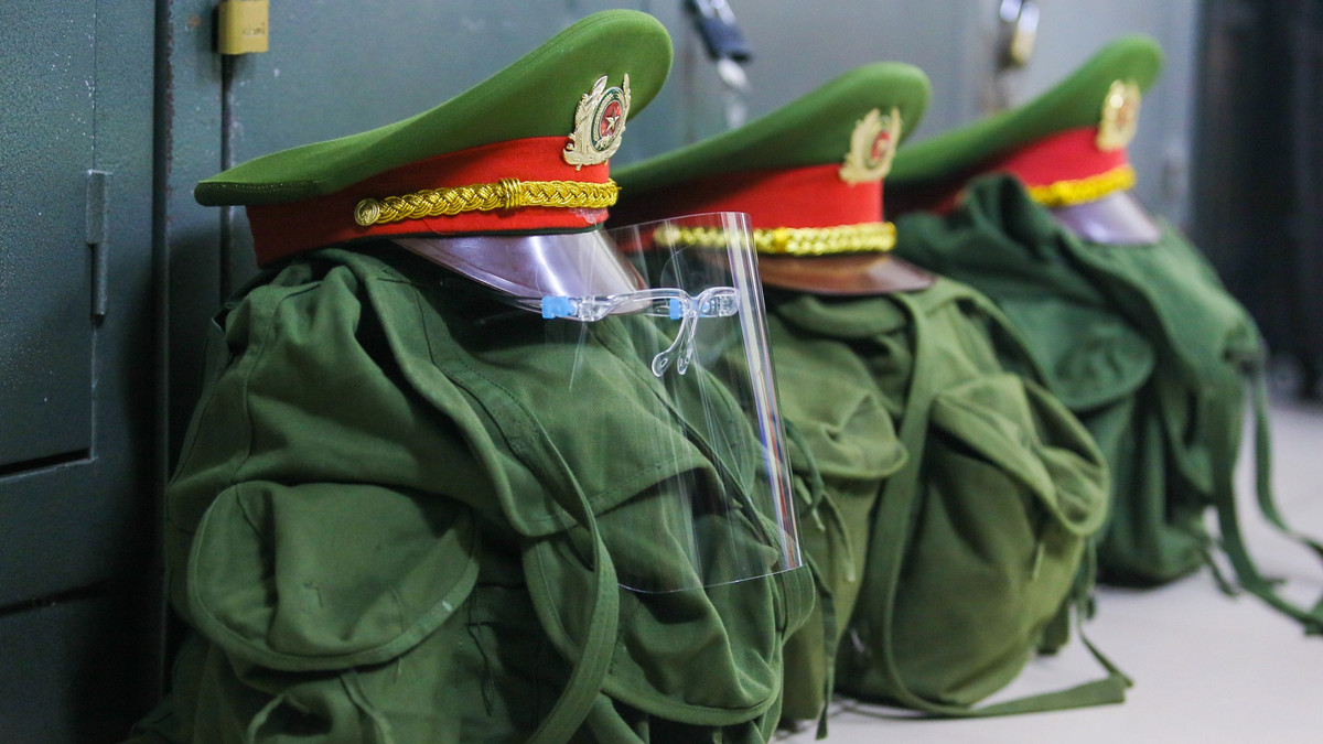 Sau khi thu xếp đồ đạc xong, chúng tôi đi nghỉ ngơi để ngày mai lên đường sớm.