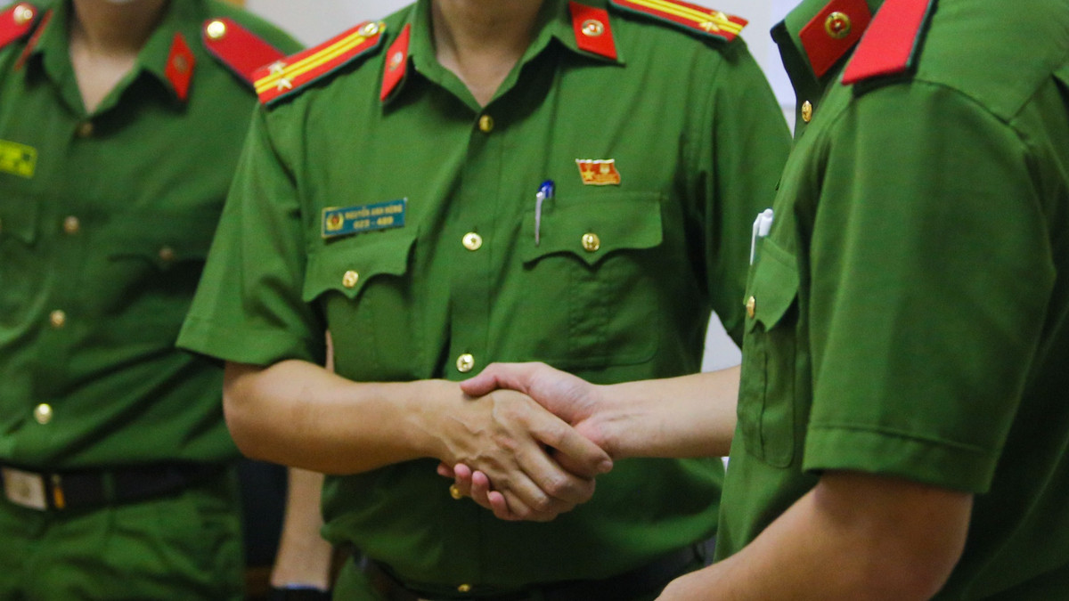 Chúng tôi tranh thủ thời gian ngắn ngủi đến gặp thầy chủ nhiệm là trung tá Nguyễn Anh Hùng. Thầy dặn dò, động viên và không quên nhắc phải ghi nhớ các quy định về phòng, chống dịch, tránh để sai sót khi làm nhiệm vụ. Trước khi tạm biệt, thầy bắt tay tôi rồi nói: "Mạnh khỏe các em nhé".