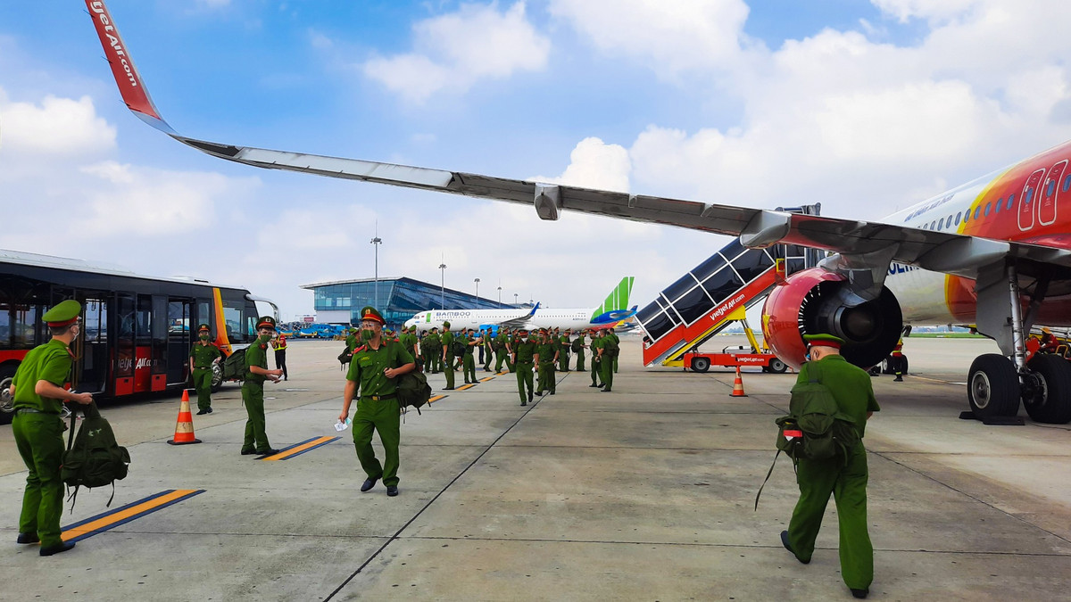 Sau khi hoàn tất thủ tục, chúng tôi lên máy bay chuẩn bị khởi hành. Cuộc chiến chống dịch đã bước sang một giai đoạn mới với nhiều thách thức mới, khó khăn, phức tạp, nhưng tôi tin rằng cuộc chiến chống dịch Covid-19 nhất định sẽ thắng lợi