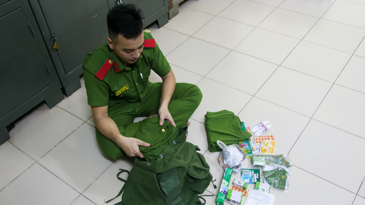 Buổi tối, tôi trở về phòng ký túc xá để sắp xếp đồ đạc. Quân trang tôi mang vào miền Nam khá đơn giản, gồm quần áo, khẩu trang, thuốc, đồ dùng cá nhân... Bức ảnh chụp gia đình cất trong ví. Như thế tôi sẽ có cảm giác cả nhà đang ở bên, cùng làm nhiệm vụ. Nỗi nhớ nhà cũng sẽ vơi đi phần nào.