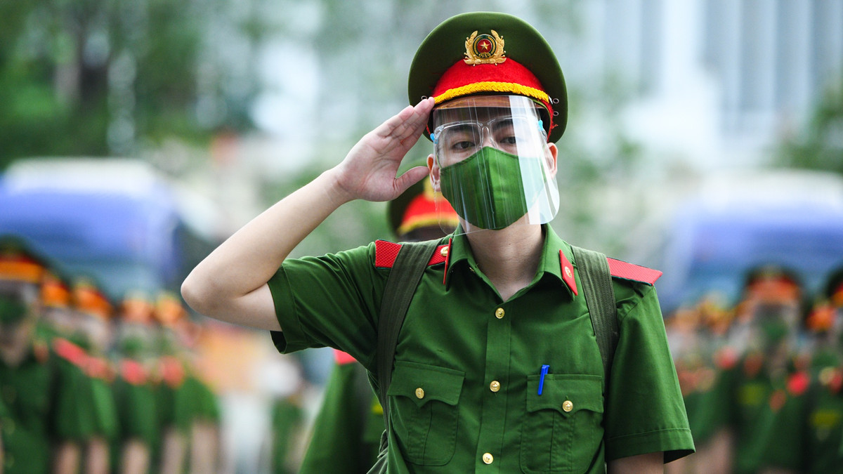 6h30, nghi lễ chào chờ trang trọng diễn ra. Tiếng Quốc ca vang lên trong khuôn viên Học viện Cảnh sát nhân dân. Lòng tôi lúc này cảm thấy tự hào hơn cả
