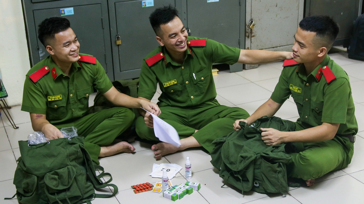 Đây là Xuân Phương và Ngọc An, bạn cùng phòng và học chung lớp. Tháng 5 vừa rồi, Phương và An cũng tham gia chống dịch. Lần này, chúng tôi lại tiếp tục cùng nhau vào miền Nam. Tôi hy vọng cả ba sẽ được phân làm việc chung nhóm. Do chơi thân, hiểu rõ tính cách của nhau, làm việc chung sẽ thuận lợi hơn nhiều