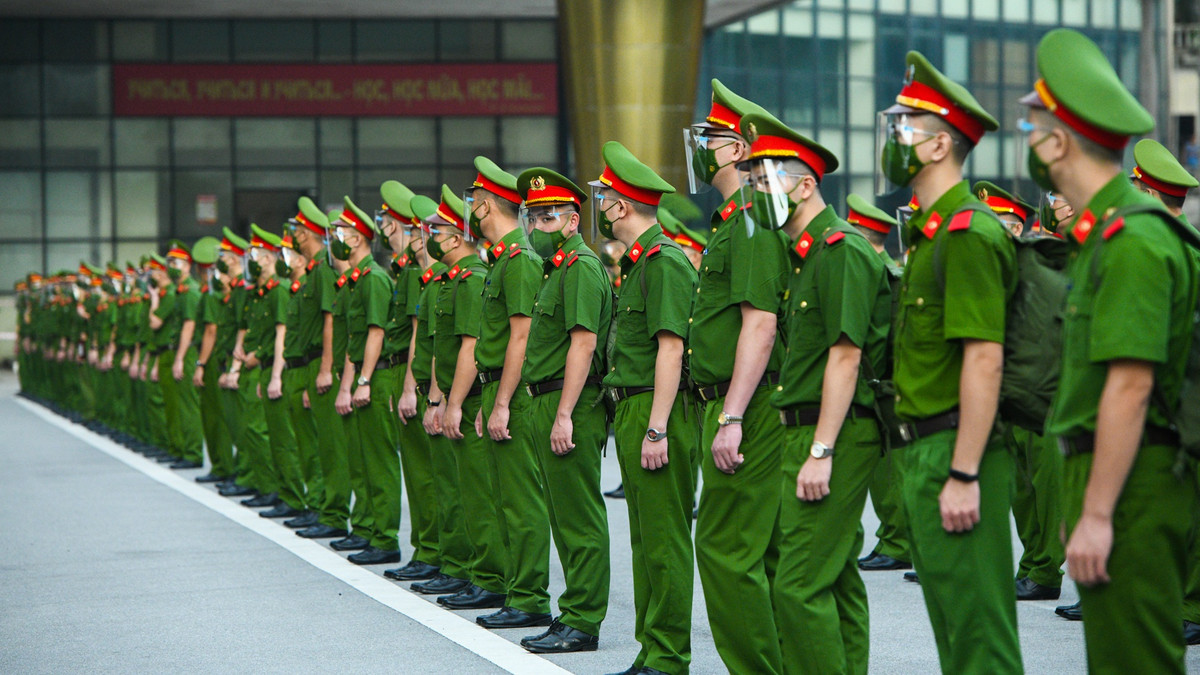 6h15 sáng 6/9, chúng tôi có mặt tại sân trường. 650 học viên ai nấy đều chỉnh tề trang phục, đeo kính chống giọt bắn và khoác trên vai chiếc balo con cóc.