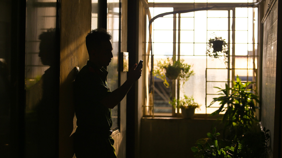 Tôi lấy điện thoại gọi về cho gia đình, chào hỏi bố mẹ trước khi đi. Bố nhắc nhở tôi chuẩn bị đầy đủ đồ đạc, tư trang và giữ gìn sức khỏe. Bố mẹ cũng lo lắng nhiều nhưng hơn hết, họ tự hào về tôi. Câu nói ấy như tiếp thêm cho tôi nhiều động lực.