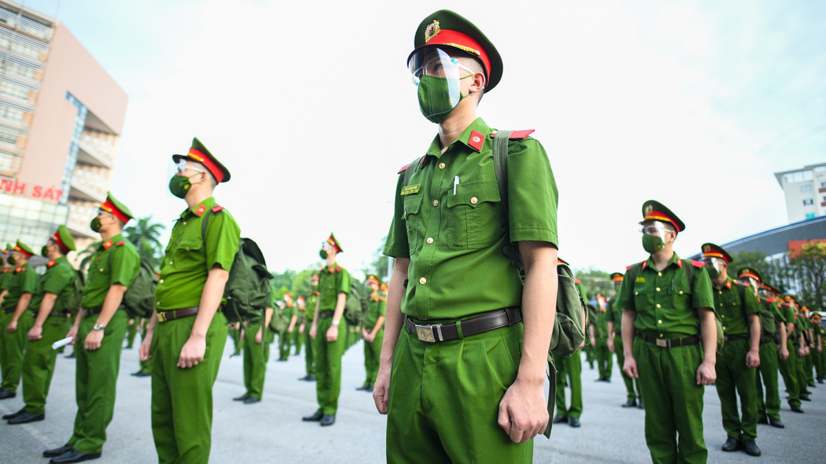 Sau nghi thức chào cờ trang trọng, là phần phát biểu của thiếu tướng Trần Minh Hưởng - Giám đốc Học viện Cảnh sát nhân dân. Trước khi kết thúc buổi lễ, ông hô lớn: "Chúng tôi chờ tin chiến thắng từ các đồng chí". Câu nói ấy không chỉ khiến tôi mà còn cả 650 đồng đội khác thấy vững tâm hơn nhiều