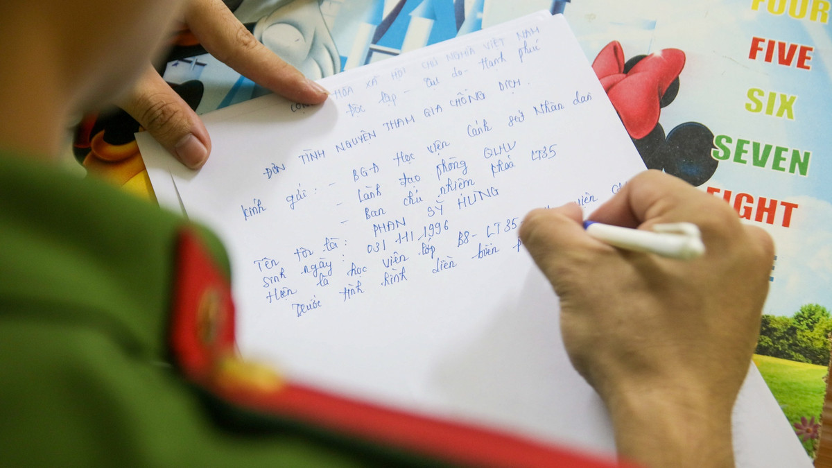 Tôi hoàn thiện lá đơn tình nguyện tham gia chống dịch. Lần thứ hai viết đơn, tôi đã thuộc lòng những nội dung cần trình bày. Chỉ còn vài tiếng nữa là vào miền Nam, tôi có đôi chút lo lắng, hồi hộp. Nhưng khi nghĩ đến việc bản thân sắp được góp sức giúp đẩy lùi dịch bệnh, tôi lại thấy an tâm và có thêm sức mạnh chiến đấu.