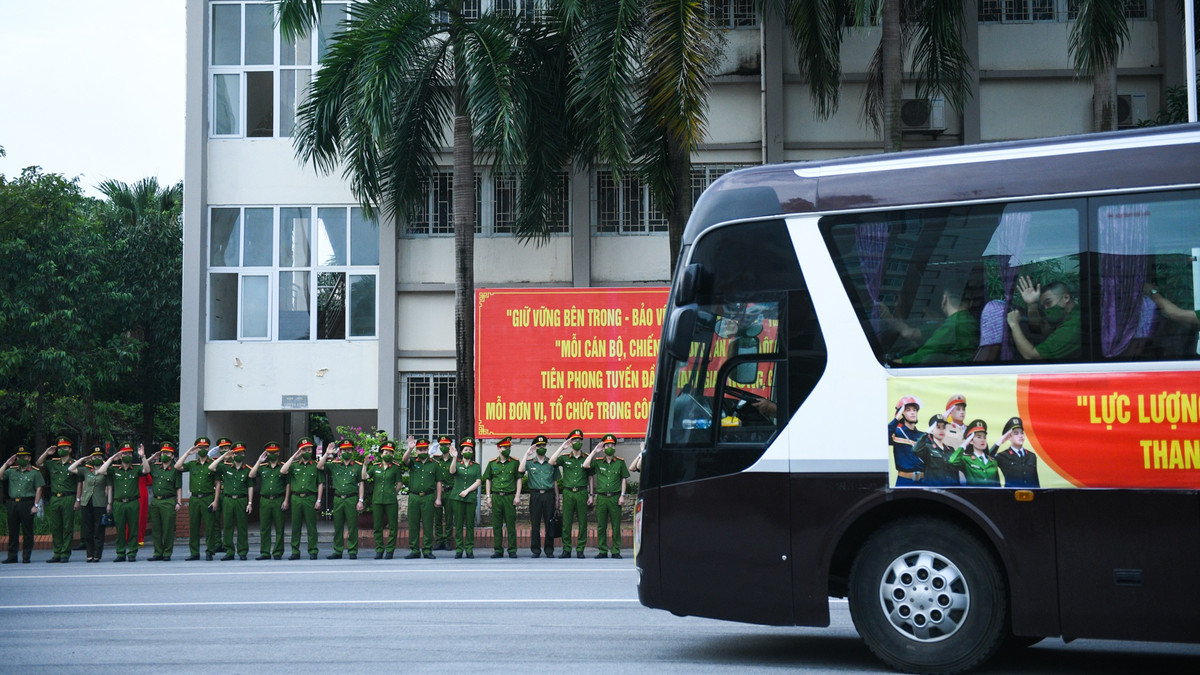 Đoàn xe nối nhau rời Học viện Cảnh sát nhân dân. Ban lãnh đạo nhà trường xếp thành hàng ngay phía lối đi đưa tay vẫy chào chúng tôi. Lúc này trong lòng tôi thấy hân hoan và tự hào khó tả.