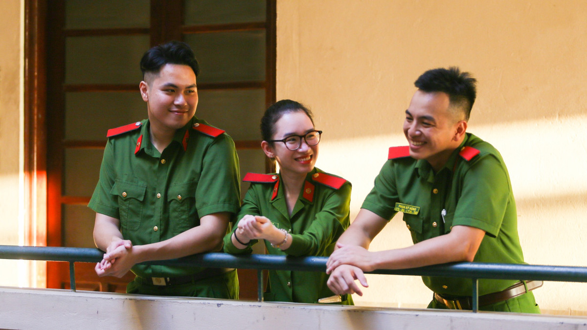 Kết thúc công việc, tôi tranh thủ ra hành lang nói chuyện với hai người bạn thân là Linh Chi và Vương Anh. Lần này Linh Chi không tham gia chi viện, cô ấy dặn dò chúng tôi giữ sức khỏe, hoàn thành tốt nhiệm vụ. Khi hết dịch, quay về Hà Nội, Chi hứa sẽ mời chúng tôi ăn một bữa thỏa thích.