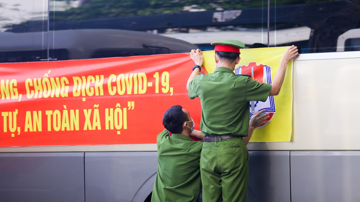 Đây là lần thứ hai tôi tham gia chống dịch. Trước đó, vào cuối tháng 5, tôi cùng nhiều bạn bè xung phong đến Bắc Ninh hỗ trợ trong hơn 1 tháng. Nhiệm vụ của chúng tôi chủ yếu là đảm bảo an ninh trật tự trên địa bàn huyện Yên Phong. Ngoài ra, tôi cũng được phân nhiệm vụ truy vết F0, F1, trực chốt kiểm soát, hỗ trợ lực lượng y tế lấy mẫu xét nghiệm...