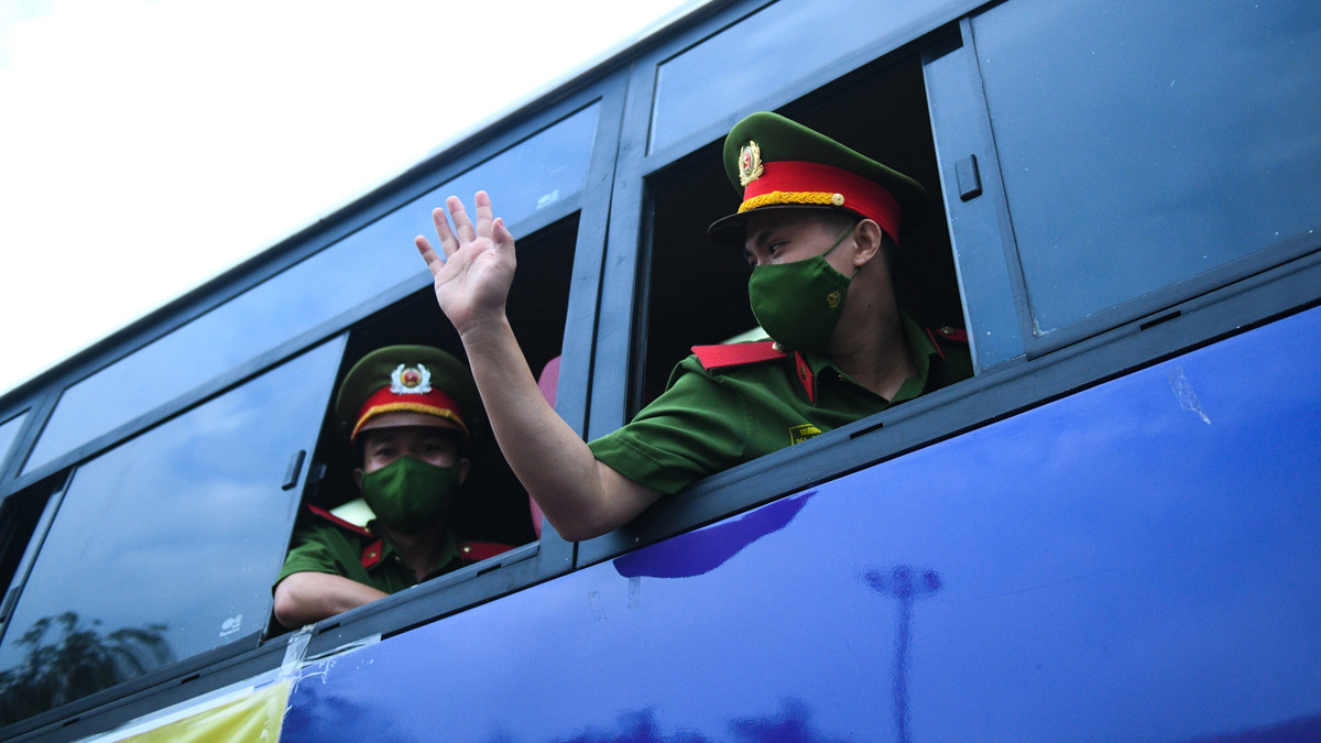 Một vài người bạn không tham gia chiến dịch lần này cũng có mặt để chào tạm biệt. Những cái bắt tay, những câu chúc bình an, mạnh khỏe... theo chúng tôi lên đường.