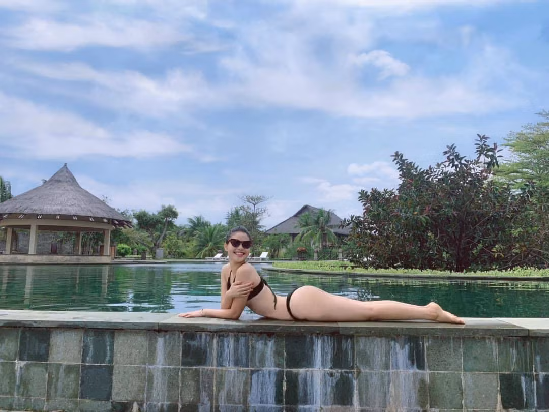 Đường cong quyến rũ của bà xã Chí Anh.