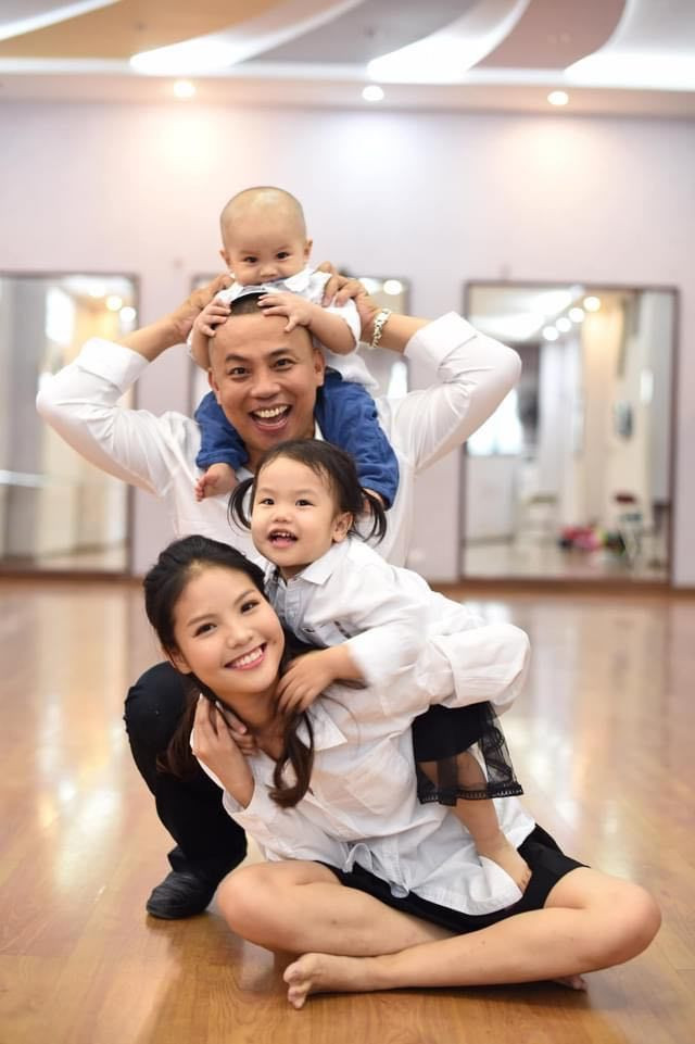 Sau 5 năm kết hôn, Chí Anh và vợ trẻ đã có với nhau hai thiên thần nhí dễ thương. Mới đây, vợ chồng Chí Anh vừa kỷ niệm 5 năm ngày cưới.