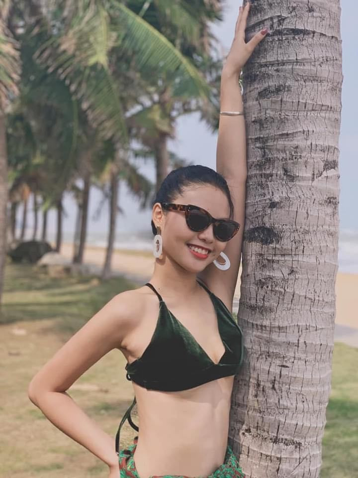 Dù đã là mẹ hai con nhưng Khánh Linh vẫn sở hữu vóc dáng thon gọn, gợi cảm.