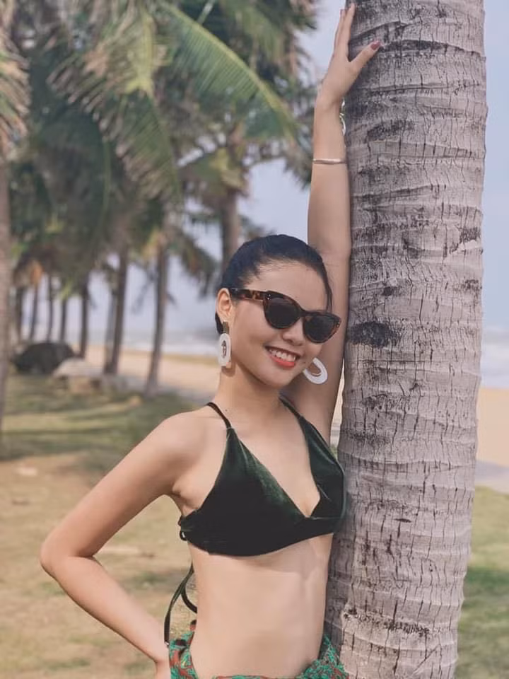 Dù đã là mẹ hai con nhưng Khánh Linh vẫn sở hữu vóc dáng thon gọn, gợi cảm.