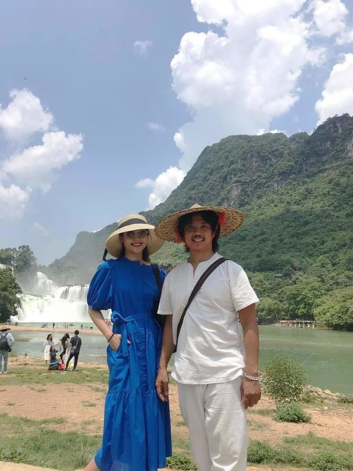 Thời đi học, bên cạnh thành thích học tập nổi bật, vợ trẻ của Chí Anh còn ghi dấu với nhiều hoạt động nghệ thuật như giải nhì cuộc thi 'Got to dance' của trường THPT Việt Đức. Cùng với đó cô cũng nhiều lần được tham gia vào các đoàn đại biểu thanh niên giao lưu văn hoá tại Hong Kong, Ma Cao, Đài Loan (Trung Quốc); Pháp, Thụy Điển...